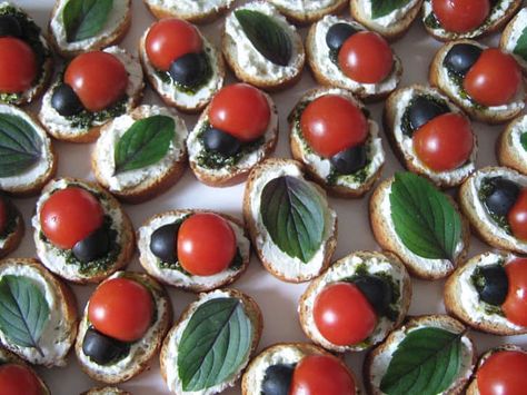 http://rindymae.blogspot.ca/2011/10/ladybug-crostini.html?m=1 Photo by: Rindy Mae Picnic Dishes, Vegetarian Picnic, Lion Guard Party, Lion Guard Birthday, Ladybug Picnic, Healthy Picnic, Ideas Picnic, Lion King Theme, Food Picnic