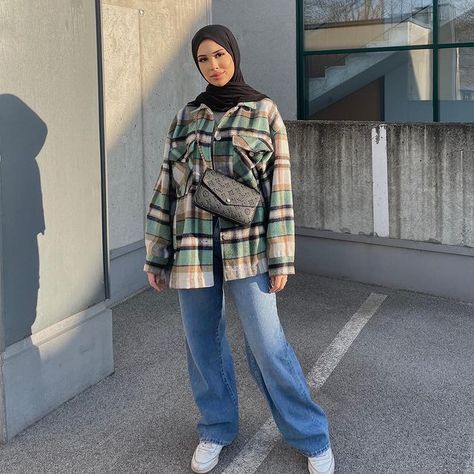 Hijabi Streetwear, Hijabi Muslimah, Hijab Fits, Hijab Fashion Summer, Hijabista Fashion, Wide Leg Jeans Outfit, Abaya Hijab, Hijabi Fits, Street Hijab Fashion