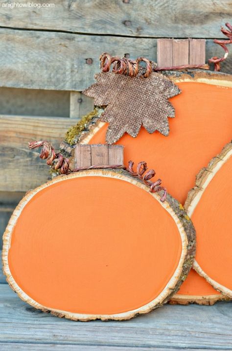 painted wood slice pumpkins Rustic Pumpkin Decor, Diy Pumpkins Crafts, Rustic Halloween Decor, Fall Wood Crafts, Rustic Halloween, Wood Projects For Beginners, Easy Fall Crafts, Rustic Crafts, Fall Crafts Diy