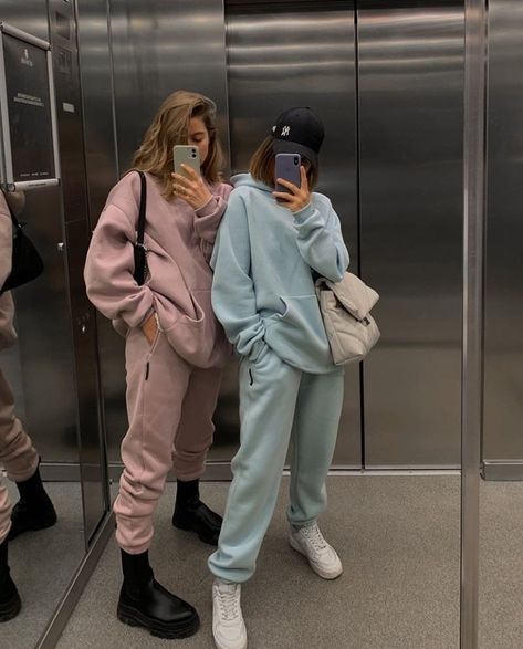 Bff Matching Outfits, Sisters Photoshoot Poses, Photos Bff, Bff Matching, Bestie Outfits, Matching Outfits Best Friend, Sweats Outfit, Best Friend Outfits, Clueless Outfits