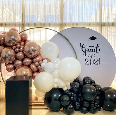 College Graduation Decoration Ideas, Graduation Decoration Ideas Backdrops, Elegant Graduation Party Decorations, College Graduation Decorations, Graduation Party Backdrops, Graduation Party Table, Balloons Galore, Graduation Party Centerpieces, Graduation Crafts