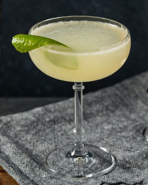 Gin Gimlet, Gimlet Recipe, Gimlet Cocktail, Lime Peel, Gimlet, Recipe Simple, Lime Wedge, In Season Produce, Slushies