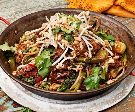 Balinese pork noodles Easy Impressive Dinner, Bali Recipes, Balinese Recipes, Che Recipe, Balinese Recipe, Pork Fillet Recipes, Balinese Food, Pork Mince Recipes, Chilli Recipe