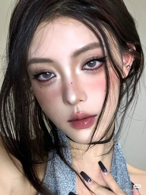 90s Makeup Grunge, Blue Mermaid Makeup, Makeup Ideas Douyin, Eye Makeup Soft Glam, Hoco Makeup Ideas, Maid Makeup, Eye Makeup Soft, Makeup Glitter Eyeshadow, Dewy Summer Makeup