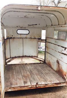 https://www.facebook.com/Lowdown-Trailers-561681210701667/ Traveling Bar, Horse Mobile, Converted Horse Trailer, Cattle Trailers, Barn Bar, Trailer Bar, Aces And Eights, Bar On Wheels, Cart Bar