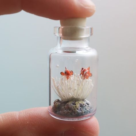 the world in a bottle ^o^ (@nj_huang) • Instagram photos and videos Mini Glass Jar Crafts, Mini Bottle Crafts, Tiny Trinkets, Crafts With Glass Jars, Mini Glass Jars, Mini Terrarium, Diy Snow Globe, Tiny Jars, Bottle Craft