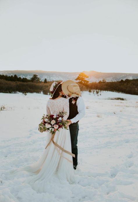 Colorado Horseback Winter Elopement | Weston   Angela - westernweddingmagazine.com Winter Western Wedding, Western Winter Wedding, Wedding In Snow, Western Elopement, Western Bride, Western Winter, Wedding Western, Christmas Country, Country Theme Wedding