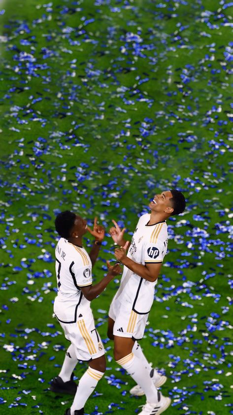 #realmadrid #ucl #vinicius #halamadrid #champion #bellingham #football #wallpaper #wallpaperforyourphone #dance Vinicius Jr And Bellingham, Footballers Celebrating, Dancing Wallpaper, Real Madrid Photos, Football Players Photos, Real Madrid Team, Madrid Football, Real Madrid Wallpapers, Soccer Inspiration