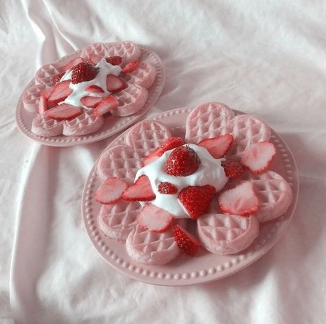 Dessert Waffles, Strawberry Waffles, Kawaii Cooking, Cute Baking, Pink Foods, Red Food, Strawberry Milk, Kawaii Food, Cute Desserts