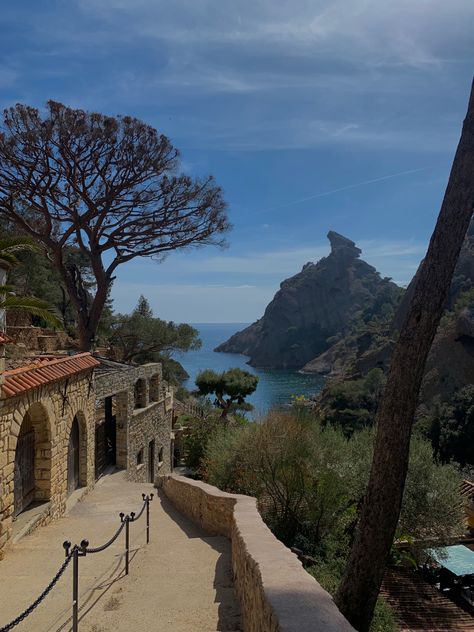 Au milieu de l’image se trouve un muret qui descend en longeant le chemin à gauche de l’image. Il y a également quelques bâtiments en pierre. A droite se trouve de la verdure.
Au font de l’image, on peut voir la mer qui longe les falaises de la ciotat d’un bleu aussi azure que le ciel. Aesthetic Paper, Nice Trip, France Aesthetic, Ocean Blvd, Summer 24, South Of France, Blue Velvet, Travel Fun, Provence