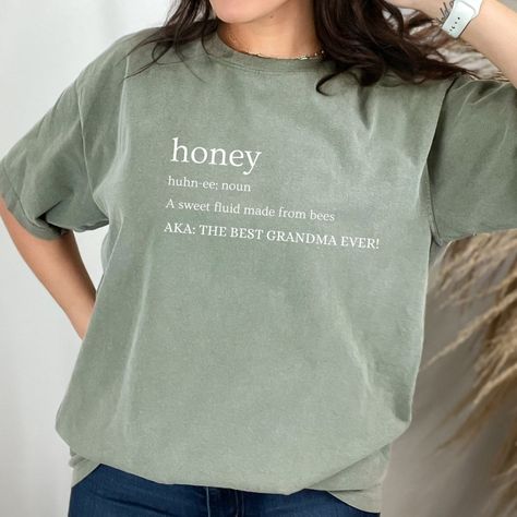 What a great t-shirt for your HONEY! This is the ideal gift for any HONEY Grandma or other family member. Give as a gift to a new Grandmother! We adore our family owned Florida Apiary-- please check out our website: www.thywillbeedone.com Comfort Colors branded t-shirts are comfy, cozy and sure to become a closet favorite! .: 100% Cotton .: Tear away label .: Runs true to size Design is digital to garment and will not fade or peel. No vinyl lettering. Ships in 2-3 days! Made with 100% cotton wit Honey Grandma Shirt, Prego Announcement, Honey Gift, Honey Shirt, Honey Gifts, Grandma Shirt, New Grandma, Grandma Shirts, Pregnancy Reveal