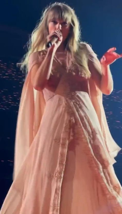 Outfits Taylor Swift, Taylor Swift Playlist, Taylor Swift Singing, Taylor Swift Cute, Taylor Swift Posters, Taylor Swift The Eras Tour, Celebrity Look Alike, Taylor Swift Outfits, Taylor Swift Videos