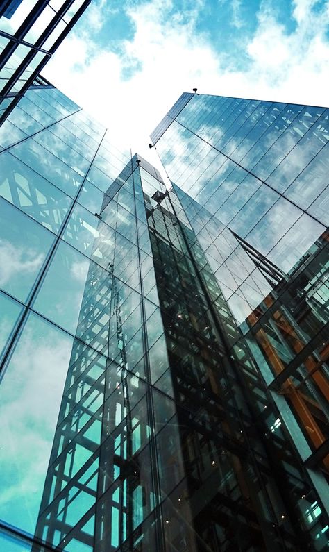 Perfect picture of a glass building Traveler Aesthetic, Glass Skyscraper, Glass City, Aztec Wallpaper, Wallpapers Ideas, Smart Building, Aluminium Cladding, Building Aesthetic, Building Photography