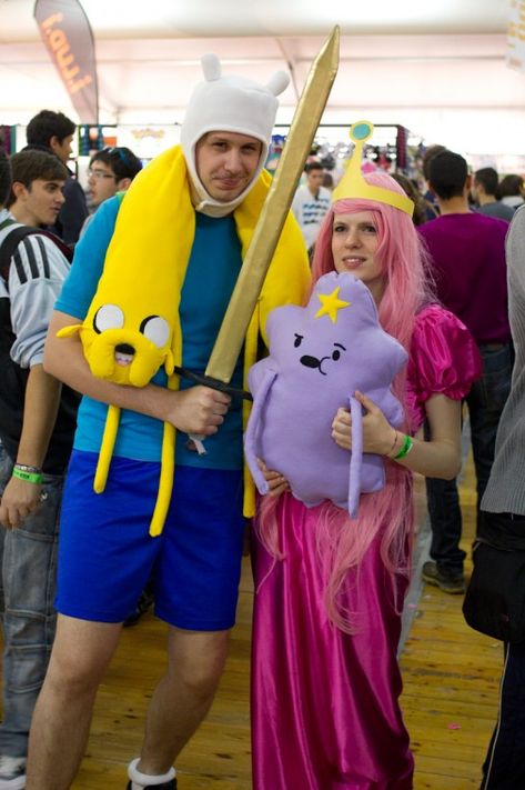 Finn the Human & Princess Bubblegum Princess Bubblegum Costumes, Finn And Princess Bubblegum, Princess Bubblegum Cosplay, Finn The Human, Princess Bubblegum, Family Halloween Costumes, Cute Cosplay, Family Halloween, Costume Makeup