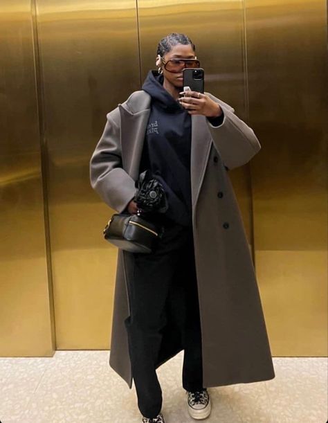 Source Unknown Coat, Trench Coat Outfit Black Women, Outfit With Trench Coat, Coat Outfit Street Style, Long Trench Coat Outfit, Black Trench Coat Outfit, Outfit Black Women, Mode Tips, Mode Zara