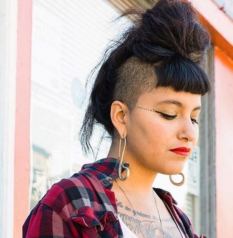 Badass girl Girl Mohawk, Non Binary Haircuts, Badass Girl, Half Shaved Hair, Half Shaved, Baby Bangs, Gothic Hairstyles, Mohawk Hairstyles, Shaved Sides