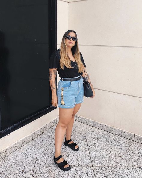 Express Style Fashion, Mid Shorts Outfit Summer, Jeans Shorts Outfit Plus Size, Mid Size Summer Fashion 2023, Denim Shorts Outfit Midsize, Mid Size Shorts Outfits, Plus Size Bermuda Shorts Outfit, Midsize Shorts Outfit, Hot Weather Outfits Plus Size