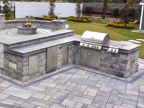 Built In Bbq With Bar Seating, L Shape Bbq Outdoor Kitchens, Concrete Outdoor Kitchen Modern, Barbecue Design Outdoor Grill Area, Bbq Island Ideas, L Shape Outdoor Kitchen, Meja Outdoor, Backyard Grilling Area, Kitchen Ideas Outdoor