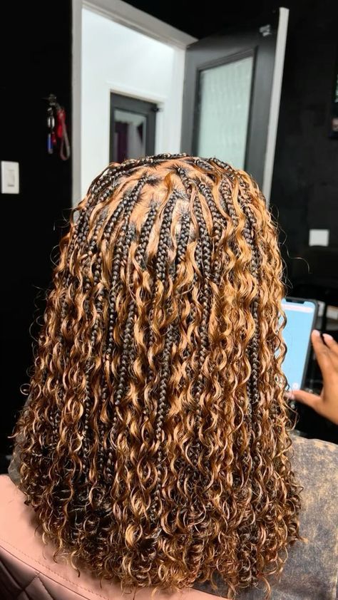 Blonde Highlights Braids Black Women, Small Ginger Boho Knotless Braids, Boho Braids Highlights, Ginger Hairstyles Braids, Honey Blonde Boho Knotless Braids Bob, Braided Hairstyles For Black Women Short, Short Blonde Braids, Hairstyles For Medium Length Hair School, Short Boho Knotless Braids