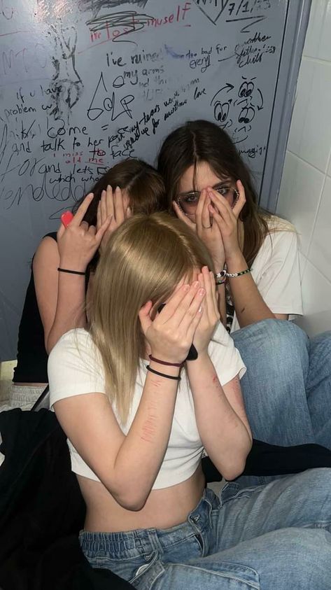 Highschool Bathroom Aesthetic, High School Bathroom Aesthetic, Popular Girls At School, School Bathroom Pics With Friends, Chaotic School Aesthetic, Skipping Class In The Bathroom, Messy School Aesthetic, Skipping Class Aesthetic, Bad Kid Aesthetic