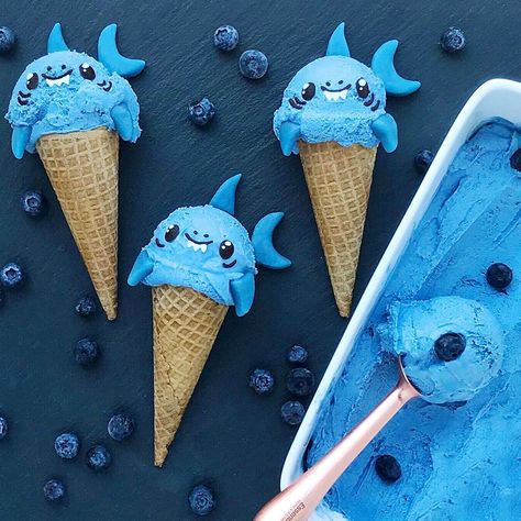 Shark Desserts, Shark Ice Cream, Water Theme Party, Week Snacks, Crepe Suzette, Shark Cookies, Restaurant Themes, Creative Food Art, Macaroon Recipes