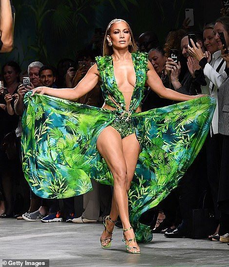 Green Versace Dress, Jlo Dress, J Lo Fashion, Grammy Dresses, Versace Dress, Glamorous Style, Moda Fashion, Milan Fashion Week, Jennifer Lopez