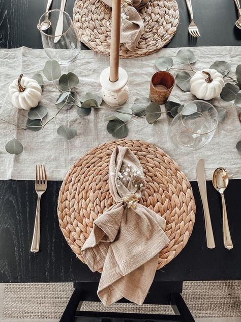 Simple Fall Place Settings, Condiment Serving Ideas, Fall Placemat Settings, Fall Table Place Settings, Neutral Fall Tablescape, Modern Fall Tablescapes, Modern Fall Decor 2023, Modern Thanksgiving Table Decor, Thanksgiving Table Settings Minimalist