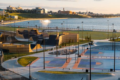 URAM Extreme Park / Legato Sports Architecture | ArchDaily Sports Architecture, Sport Park, Youth Center, Concrete Sculpture, Playground Design, Street Furniture, Parking Design, Architecture Photo, Skate Park