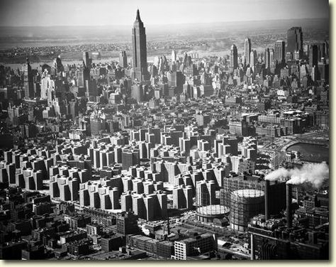 Stuyvesant Town, 1940s Photos, Bronx Nyc, Nyc History, Late 30s, Vintage Nyc, Penn Station, New York Architecture, Split Second