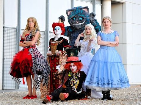 Top 10 Tim Burton Inspired Cosplay - MTV Tim Burton Personajes, Cosplay Tumblr, Group Cosplay, Casino Costumes, Rabbit Costume, Casino Dress, Alice In Wonderland Costume, Alice And Wonderland Quotes, Wonderland Costumes