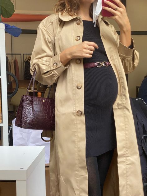 How To Ace Pregnancy Style Like A Parisian With Jeanne Damas | British Vogue Sezane Maternity, Jeanne Damas Pregnant, Jeanne Damas Pregnancy Style, French Maternity Style, Jeane Damas, French Maternity, Bump Outfits, Pregnacy Fashion, Alice Dellal