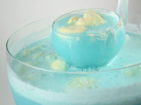 Blue Baby Shower Punch  I used 2 cans of pina  colada and 1 gallon each of sprite and blue raspberry kool aid with the sugar. then scooped a half gallon of vanilla ice cream on top and put a rubber ducky in. Mojito Party, Blue Punch Recipe, Shower Punch, Party Punches, Baby Shower Punch Recipes, Blue Punch, Baby Shower Punch, Tasty Ice Cream, Baby Shower Snacks