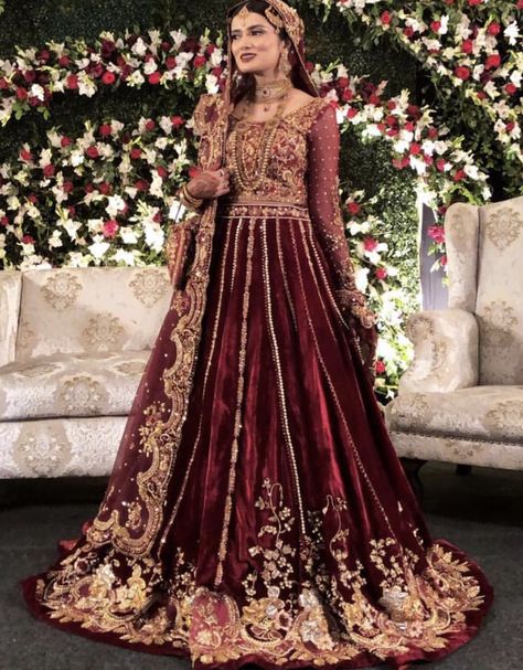 Bride wearing Tena durrani on her barat Red Bridal Dress, Desi Wedding Dresses, Asian Bridal Dresses, Asian Wedding Dress, Gold Wedding Dress, Bridal Dresses Pakistan, Pakistani Wedding Outfits, Indian Bridal Dress, Asian Bridal