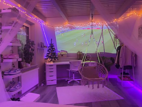 Club Bedroom Aesthetic, 2019 Bedroom Aesthetic, Room Makeover Inspiration Aesthetic, Small Preppy Room, Aesthetic Bedroom Ideas For Small Rooms, Dream Rooms Aesthetic Led, Small Room Inspiration Aesthetic, Attic Loft Bedroom Ideas, Room Inspo For Teens