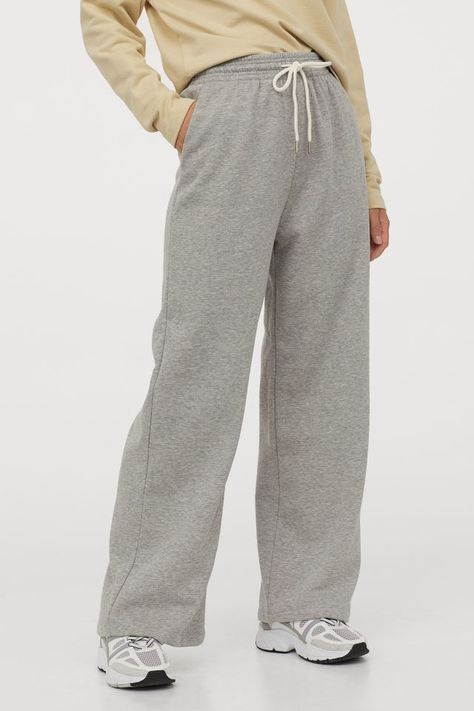 h&m straight-legged joggers Wide Leg Sweatpants Outfit, Sweatpants Outfit, Joggers Outfit, Wide Leg Sweatpants, Zara Fashion, Sweatshirt Fabric, Fashion People, Fashion Joggers, Sweat Pants