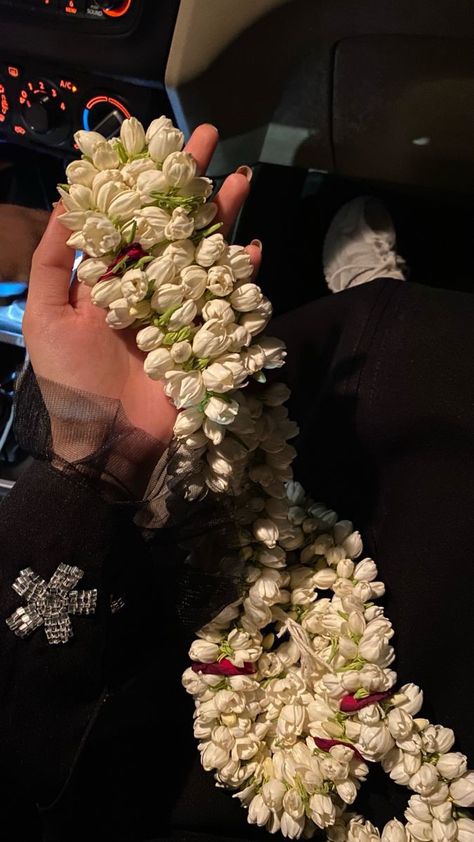 Jasmine Flower Garland, Snap Photo Ideas, Chameli Flower, India Aesthetic, Flower Boquet, Airport Pictures, Jasmine Flowers, Desi Aesthetics, Pretty Jewelry Necklaces