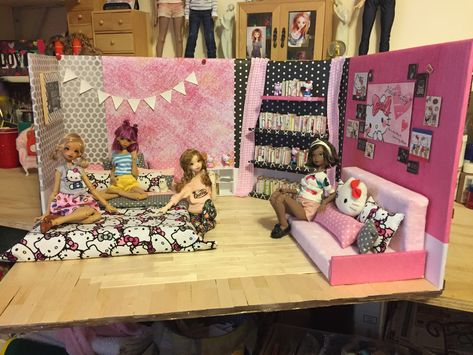 Fashion Doll Diorama, Doll Diorama Ideas, Barbie Diorama Scene, Bjd Diorama, Diy Doll Room, Bedroom Diorama, Barbie Display, Doll Bedroom, Barbie Photography