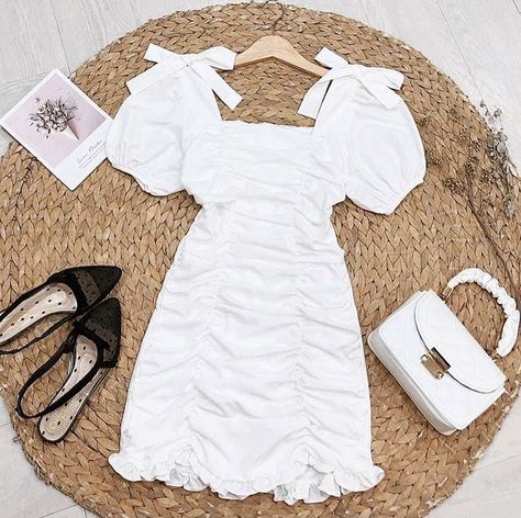 Dress Flatlay Photography, Dresses Product Photography, Clothes Photography Ideas Mannequin, Clothing Photography Ideas Backgrounds, Thrift Clothes Photography Ideas, Dress Photography Product Flatlay, Asian Style Clothes, Selling Clothes Online, Ideas Para Fotos