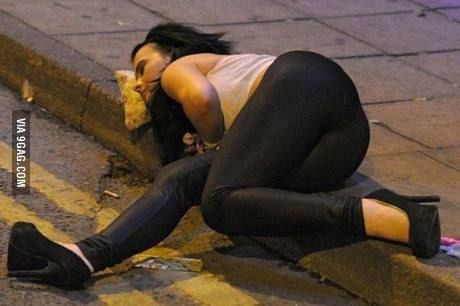 Drunk girl using pizza slice as a pillow Drunk Fails, Pizza Pillow, Instagram Vs Real Life, Drunk Woman, Drunk People, Pizza Slice, Clipuri Video, Faith In Humanity, Bones Funny