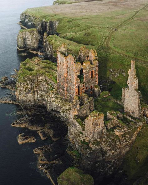 Chateau Medieval, Abandoned Castles, Scotland Castles, Scottish Castles, Chateau France, Castle Ruins, Beautiful Castles, A Castle, Medieval Castle