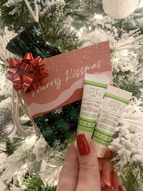 Mary Kay Holiday Gift Ideas, Mary Kay Christmas Gift Ideas, Mary Kay Satin Lips, Kosmetyki Mary Kay, Mary Kay Christmas, Mary Kay Holiday, Mary Kay Gifts, Merry Kissmas, Imagenes Mary Kay