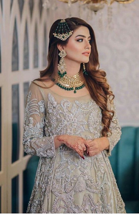 Garara Dress, Pakistani Bridal Hairstyles, Hairstyles For Gowns, Nikah Outfit, Bridal Jewellery Inspiration, Bride Photos Poses, Layered Haircuts For Medium Hair, Bridal Dresses Pakistan, Beautiful Pakistani Dresses