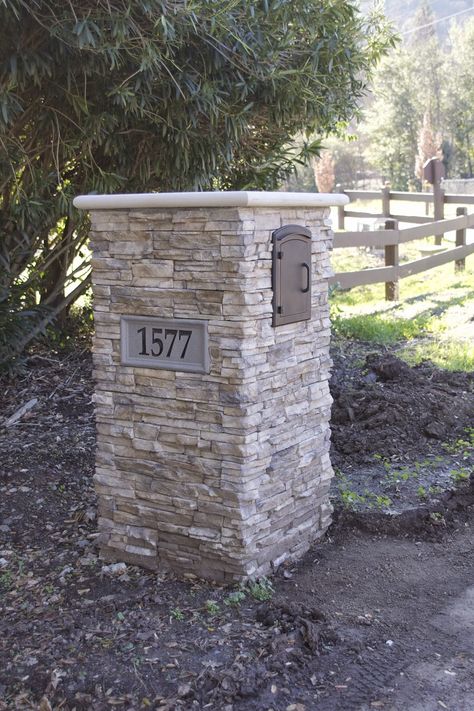 Mailbox with stacked stone Stone Mailbox, Entrance Landscaping, Brick Mailbox, Home Mailboxes, Mailbox Makeover, Mailbox Landscaping, Diy Mailbox, Mailbox Ideas, Driveway Lighting