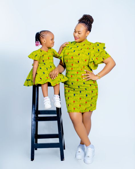 Mother and daughter matching outfit Kitenge Fashion, Fashion Traditional, Mother Daughter Dress, Welding And Fabrication, African Fashion Traditional, Effortlessly Chic Outfits, Matching Outfit, Design Dresses, Kitenge