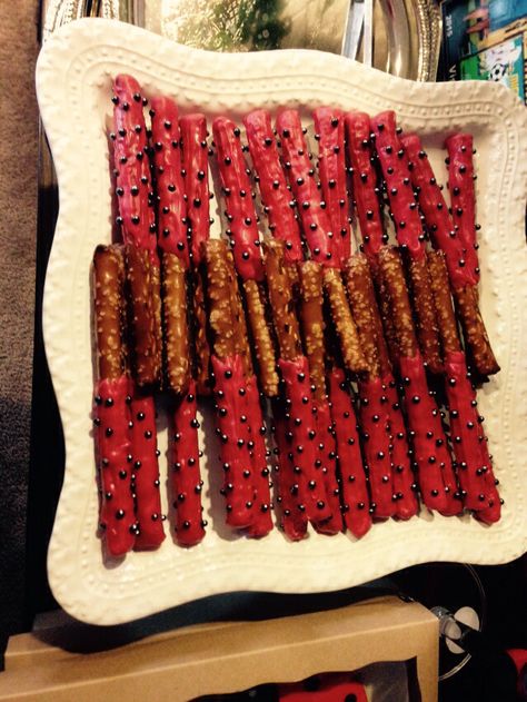 Miraculous Ladybug Food Ideas, Bug Party Food, Ladybug Pretzels, Ladybug Food, Ladybug Birthday, Ladybug Party, Pretzel Sticks, 1st Birthday Themes, Birthday Food