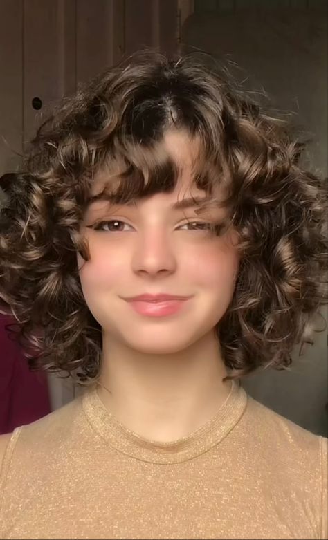 Chin Length 2c Curly Hair, Cute Haircuts Short Hair, Curly Short Haircuts With Bangs, 2c Short Haircut, 2c Hair Short, Square Face Curly Hair, Curly Short Brown Hair, Short Curly Hair With Bangs Round Face, Short Curly Hair Round Face