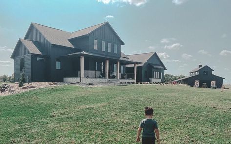 Down Home DeBoers on Instagram: “This is your sign to paint your house black.” Chelsea Deboer House Exterior, Chelsea Deboer House, Deboer House, Chelsea Deboer House Decor, Future Farmhouse, Western House, Chelsea Deboer, Chelsea Houska, Country Bedroom Decor