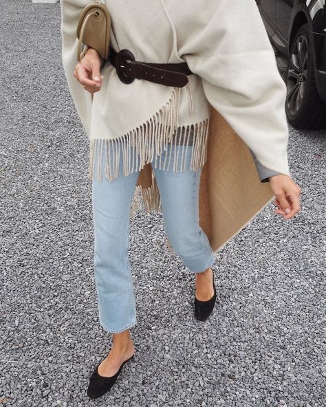 Poncho Fashion, Fall Poncho, Poncho Outfit, Vintage Wash Jeans, Outfit Ideas For Women, Cashmere Poncho, Wool Poncho, Style Inspiration Winter, Poncho Style