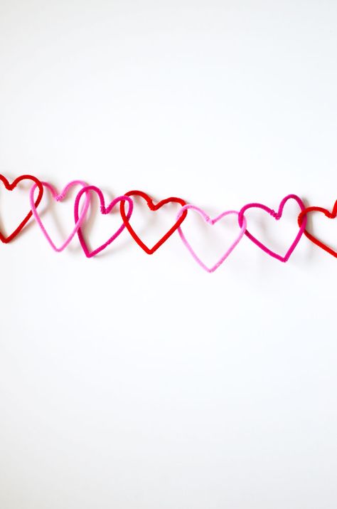 DIY Interlocking Heart Chain Garland using Pipe Cleaners Aesthetic Party Decorations Diy, Heart Decor Aesthetic, Valentine Garland Ideas Easy Diy, Valentines Day Pipe Cleaner Crafts, Vday Themed Party, Valentines Diy Garland, Diy Pink Decorations Party, Valentine’s Decorations Diy, Valentines Day Garland Diy