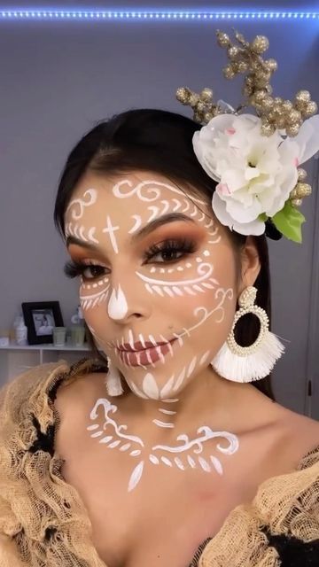 Mexican Halloween Costume, Halloween Costumes Women Creative, Halloween Makeup Sugar Skull, Dead Makeup, Creepy Halloween Makeup, Halloween Makeup Diy, Halloween Eye Makeup, Amazing Halloween Makeup, Mermaid Diy